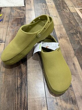 Men’s 11 CROCS Canvas Slip-On Clog in Olive